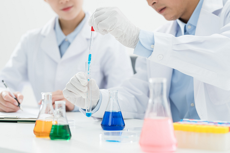 Apresentando a combinação de kit de teste rápido de antígeno SARS-CoV-2 / GRIPE A e B / RSV